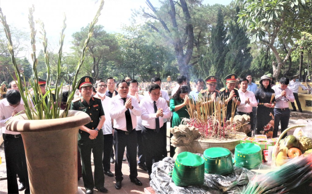Đoàn đại biểu thành phố Hà Nội dâng hương tại khu mộ liệt sĩ Hà Nội, thuộc Nghĩa trang liệt sĩ quốc gia Trường Sơn. Đoàn đại biểu thành phố Hà Nội dâng hương tại khu mộ liệt sĩ Hà Nội, thuộc Nghĩa trang liệt sĩ quốc gia Trường Sơn.