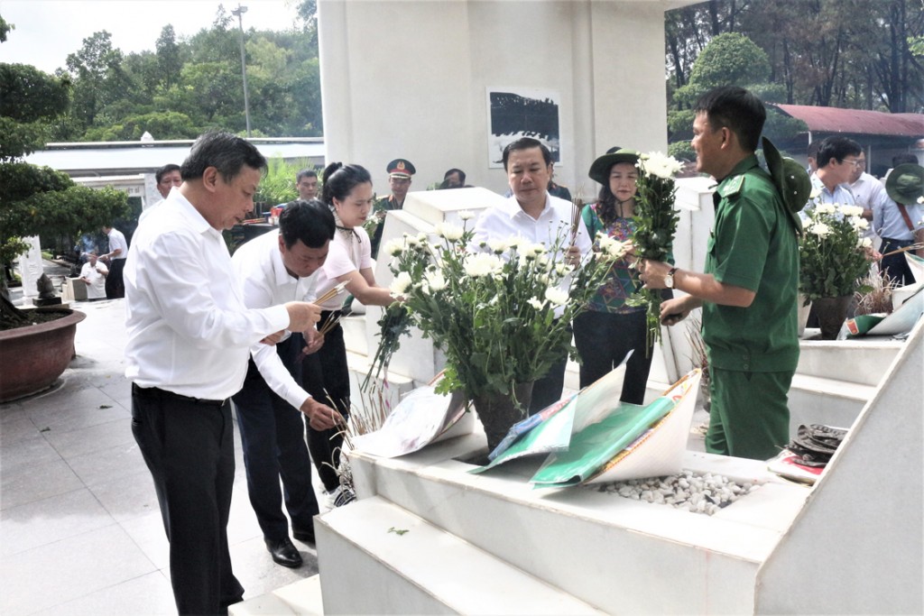 Đoàn thắp nén tâm nhang bày tỏ lòng biết ơn với Tiểu đội 10 nữ thanh niên xung phong ngã ba Đồng Lộc. Đoàn thắp nén tâm nhang bày tỏ lòng biết ơn với Tiểu đội 10 nữ thanh niên xung phong ngã ba Đồng Lộc.