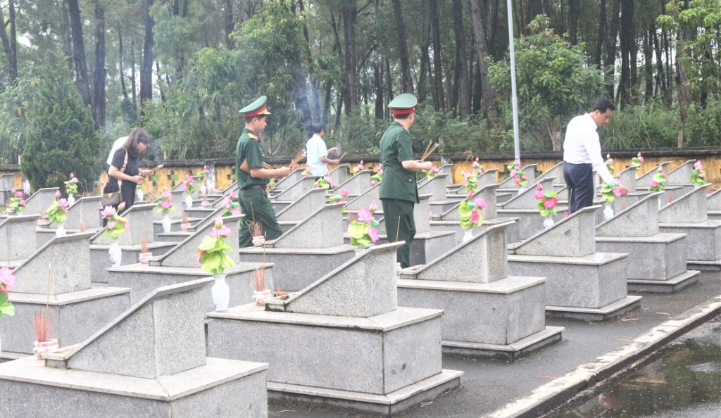 Thắp nén tâm nhang cho các Anh hùng liệt sĩ tại Nghĩa trang liệt sĩ Thanh niên xung phong Thọ Lộc. Thắp nén tâm nhang cho các Anh hùng liệt sĩ tại Nghĩa trang liệt sĩ Thanh niên xung phong Thọ Lộc.