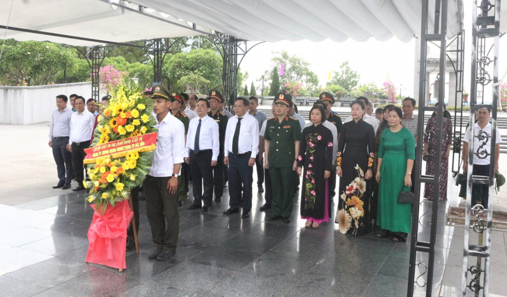 Đoàn đại biểu thành phố Hà Nội dâng hương tại Nghĩa trang liệt sĩ quốc gia Đường 9. Đoàn đại biểu thành phố Hà Nội dâng hương tại Nghĩa trang liệt sĩ quốc gia Đường 9.