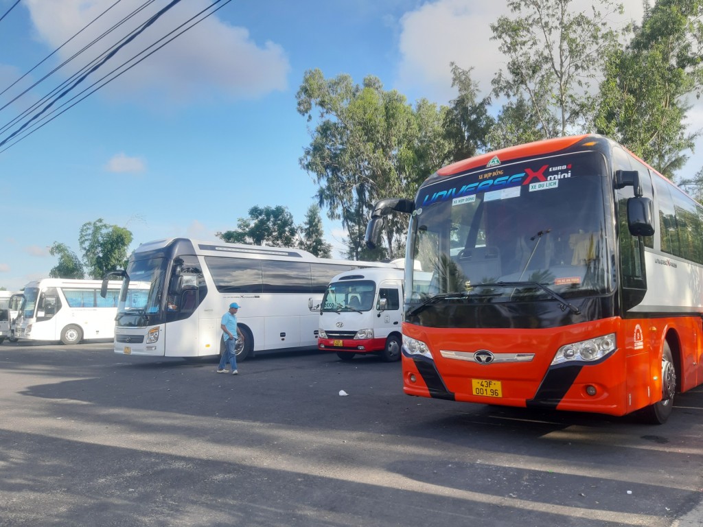 Quảng Nam: Thiếu bãi đổ, hàng loạt xe chở khách du lịch phố cổ Hội An phải tràn ra đường