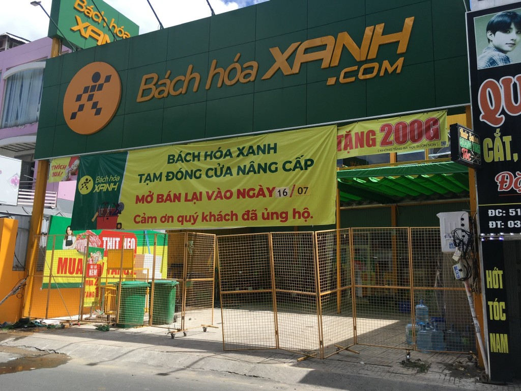 Một cửa hàng Bách hoa xanh đóng cửa