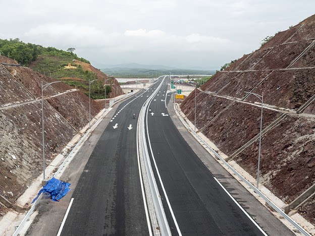 Tuyến cao tốc dài 16,8 km, gồm 6 làn xe (2 làn xe dừng khẩn cấp) vận tốc tối đa 120 km/h. Đường được trải thảm 4 lớp bê tông nhựa trung bình dày 5-12 cm. Trong đó, lớp nhựa chuyên dụng cho đường cao tốc phủ siêu mỏng tạo nhám dày 2,2 cm giúp phương tiện di chuyển với vận tốc cao an toàn hơn.