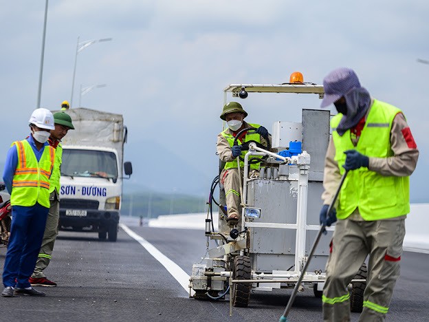 Trao đổi với phóng viên Báo Tuổi trẻ thủ đô, ông Ninh Thế Thương - Phụ trách hiện trường, Công ty cổ phần Lizen, cho biết eề công tác thi công sơn kẻ đường được thi công bằng vật liệu sơn dẻo nhiệt phản quang (vật liệu sơn được nhập khẩu từ Malaysia). Sơn phẳng, mịn và có chiều dày ~ 2mm, các hạt thủy tinh được phun trên bề mặt vạch sơn ngay sau khi sơn với áp lực phun với mật độ tối thiểu 400g/cm2.