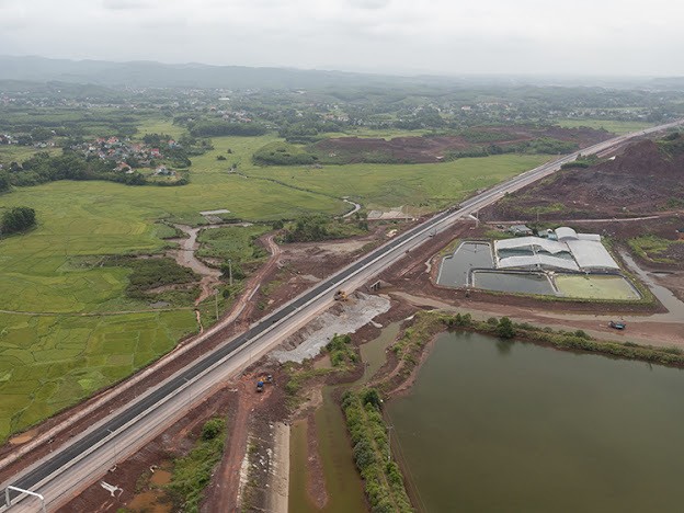 Tuyến có tổng chiều dài 63km được đầu tư theo hình thức BOT (đầu tư - khai thác - chuyển giao) do Công ty TNHH Đầu tư và phát triển hạ tầng Vân Đồn là chủ đầu tư.