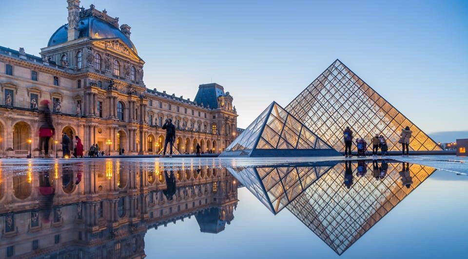 Kim tự tháp kính trên sân bảo tàng Louvre của IM Pei