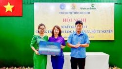 Vietcombank TP HCM tặng 2,2 tỷ đồng hỗ trợ đoàn viên khó khăn tham gia bảo hiểm