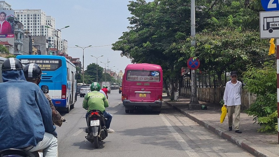 Xe khách tuyến Hà Nội - Nam Định đỗ xe chờ khách ngay khu vực biển cấm dừng đỗ trên đường Giải Phóng, đoạn gần bến xe Giáp Bát (ảnh chụp lúc 13h, ngày 4/7/2022)