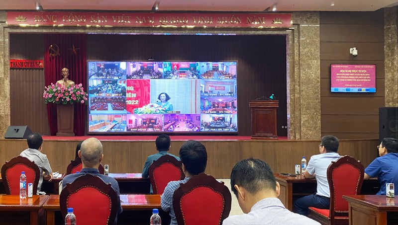 Cán bộ, phóng viên, biên tập viên theo dõi phát biểu của Trưởng ban Tổ chức Trung ương Trương Thị Mai từ điểm cầu tại Thành ủy Hà Nội.