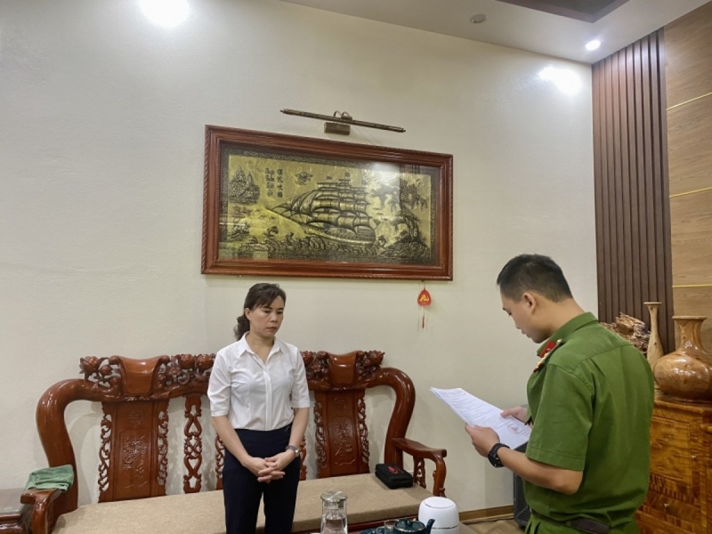 Tống đạt quyết định khởi tố với đối tượng Hoàng Thị Xuyến