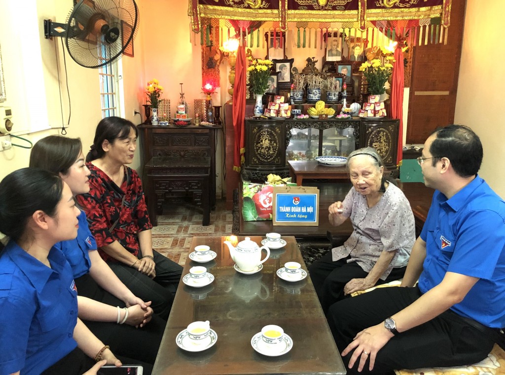 Đoàn công tác trò chuyện với gia đình Mẹ Việt Nam anh hùng