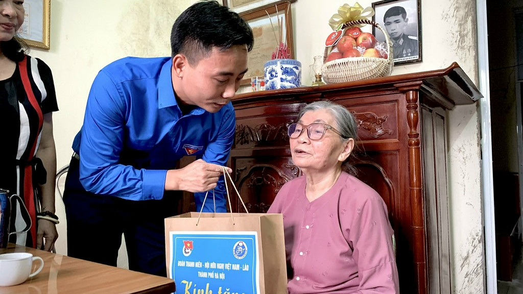 Phó Bí thư Thường trực Thành đoàn Hà Nội Nguyễn Đức Tiến thắp hươn Phó Bí thư Thường trực Thành đoàn Hà Nội Nguyễn Đức Tiến thắp hươn
