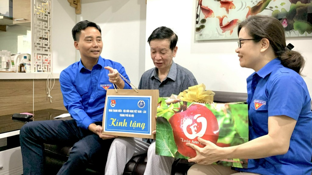 Đoàn công tác tặng quà thương binh Nguyễn Tuấn Doanh Đoàn công tác tặng quà thương binh Nguyễn Tuấn Doanh