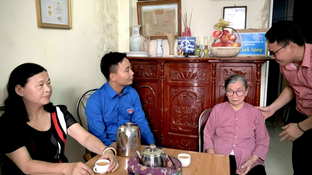 Đoàn công tác trò chuyện, động viên mẹ Nguyễn Thị Lâm Đoàn công tác trò chuyện, động viên mẹ Nguyễn Thị Lâm