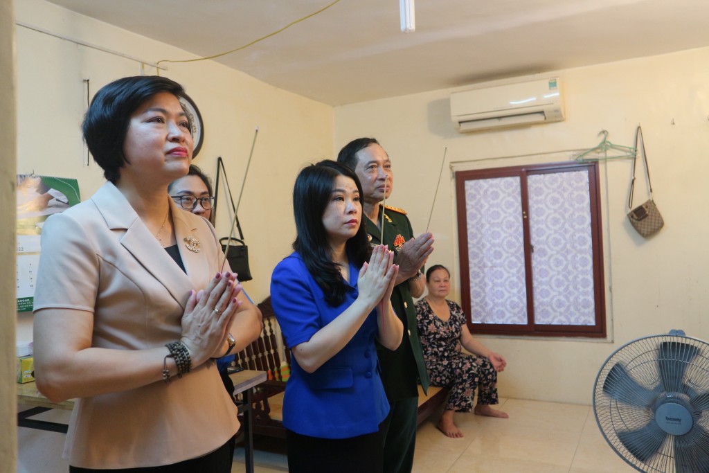 Bí thư Thành đoàn Hà Nội Chu Hồng Minh thăm, tặng quà mẹ Việt Nam anh hùng