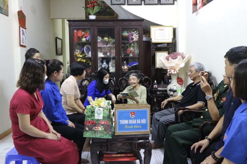 Bí thư Thành đoàn Hà Nội Chu Hồng Minh thăm, tặng quà mẹ Việt Nam anh hùng