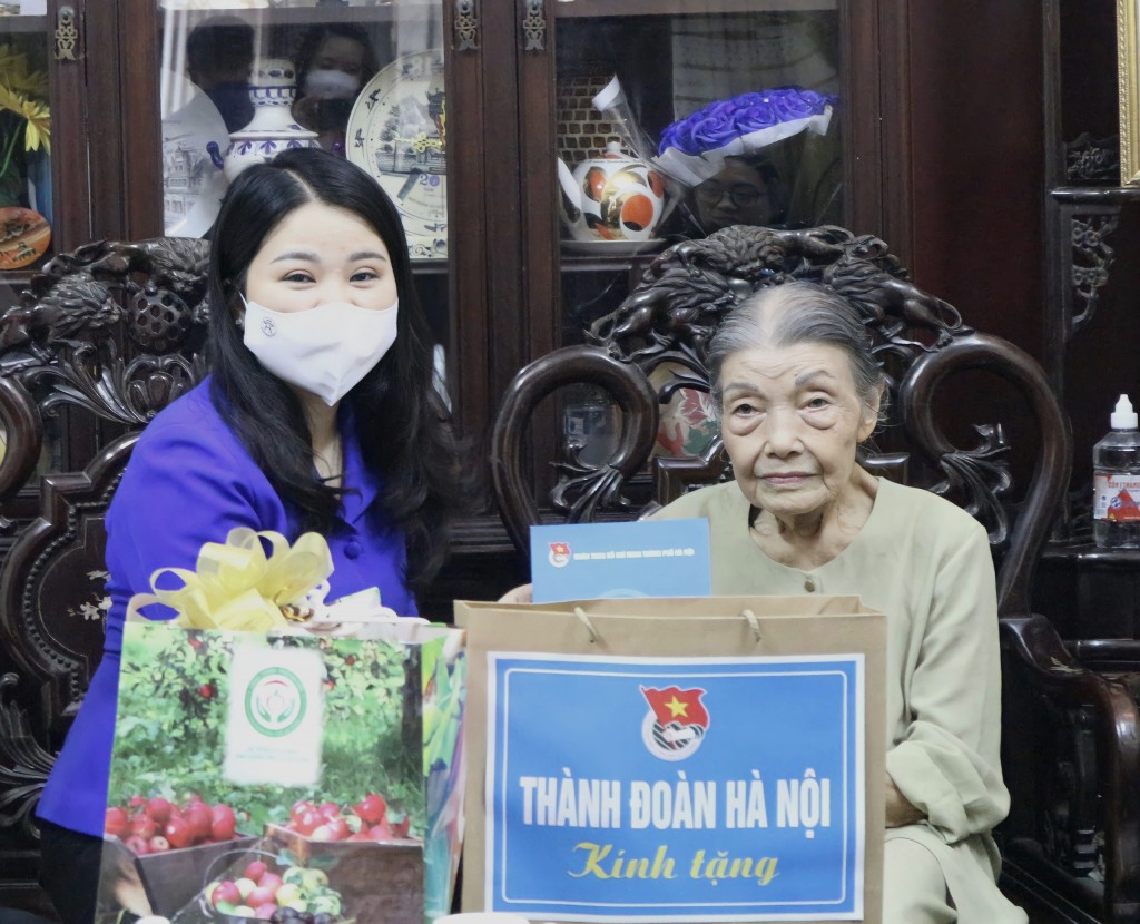 Bí thư Thành đoàn Hà Nội Chu Hồng Minh thăm, tặng quà mẹ Việt Nam anh hùng