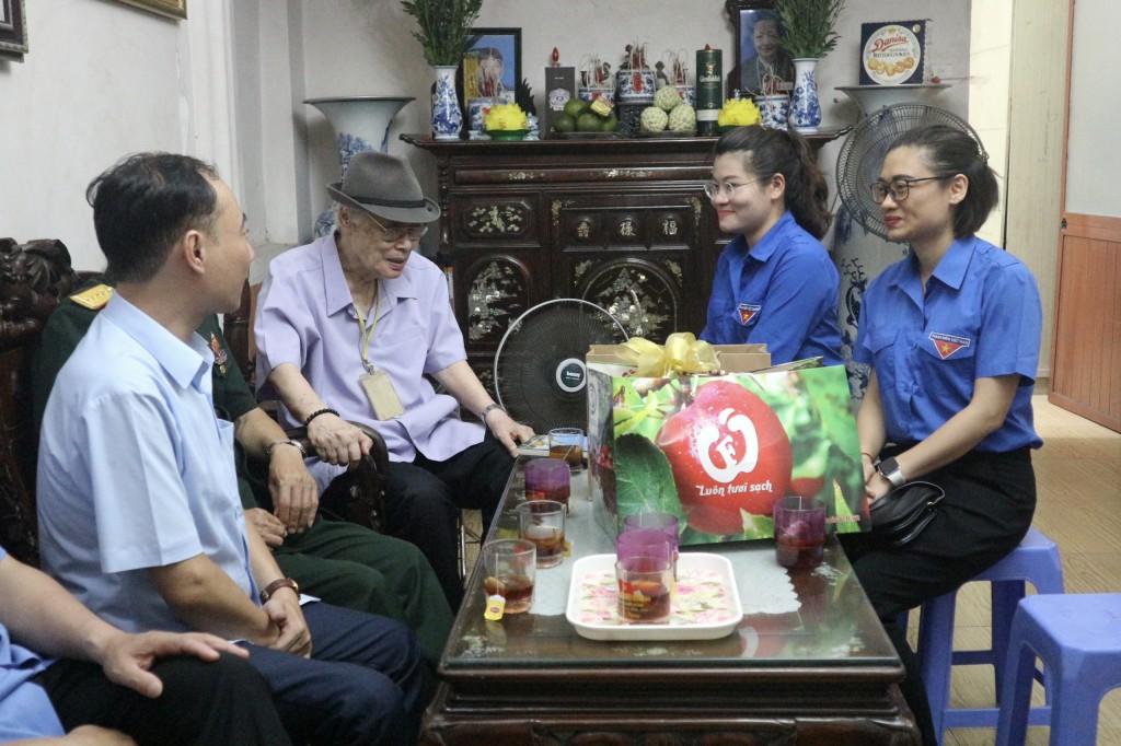 Bí thư Thành đoàn Hà Nội Chu Hồng Minh thăm, tặng quà mẹ Việt Nam anh hùng