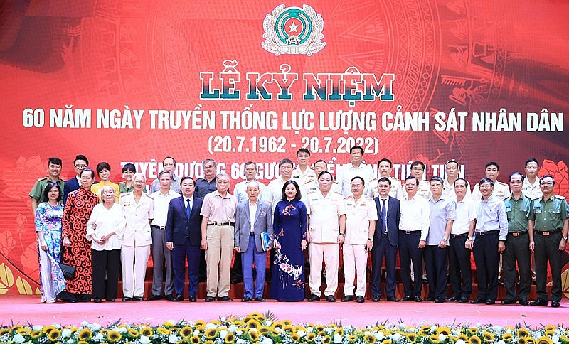 Các đồng chí lãnh đạo Trung ương, thành phố Hà Nội và các đại biểu chụp ảnh lưu niệm tại lễ kỷ niệm.