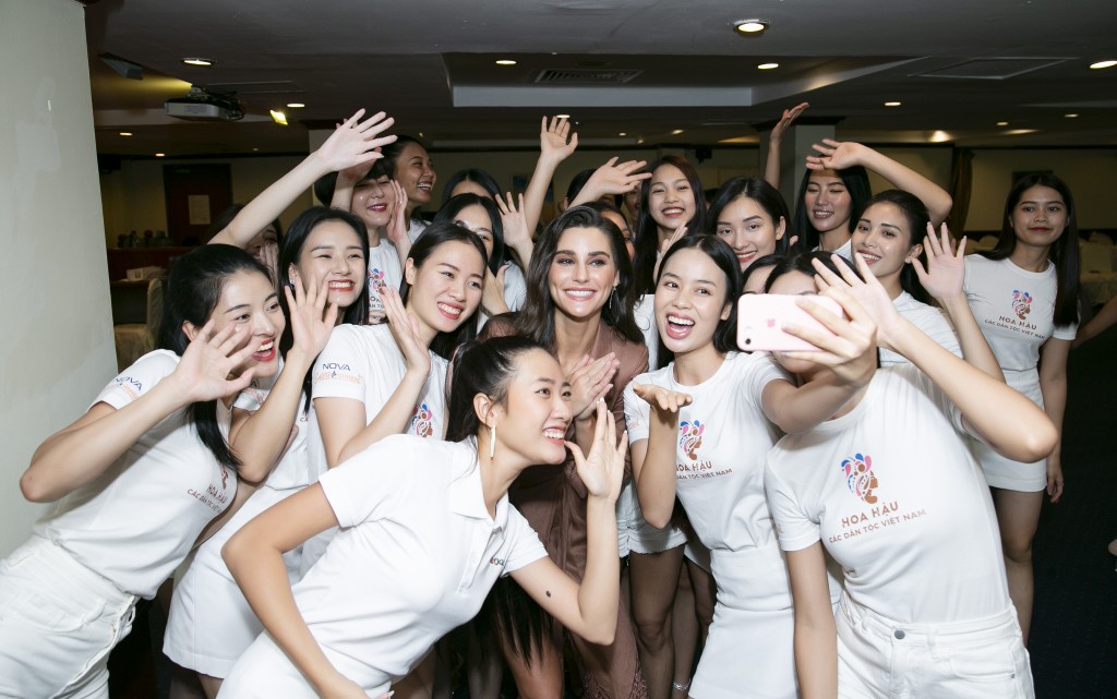 Miss Earth 2020 dịu dàng trong tà áo dài