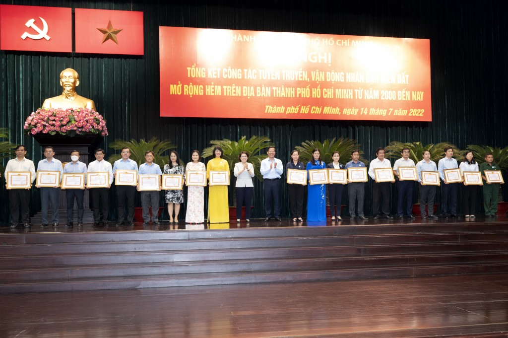 Tổng công ty Điện lực TP Hồ Chí Minh các cá nhân, tập thể được nhận bằng khen  vì đã có nhiều đóng góp trong phong trào.