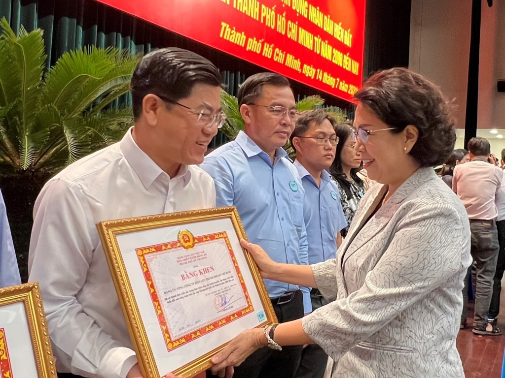 Ông Bùi Hải Thành, Phó Bí thư Thường trực,  đại diện cho Tổng công ty Điện lực TP Hồ Chí Minh nhận bằng khen của Thành ủy