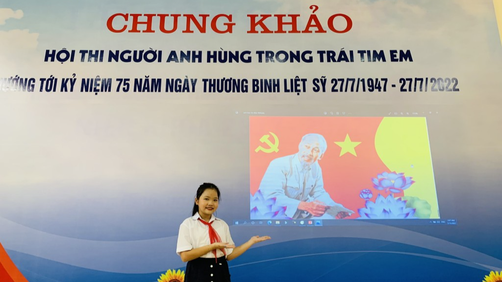 Học sinh Nguyễn Thục Trinh, lớp 5A14 thuyết trình về người anh hùng trong trái tim em