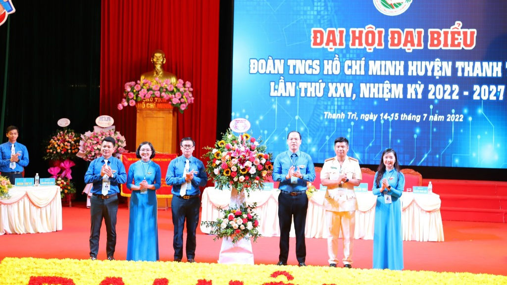 Phó Bí thư Thành đoàn Hà Nội Nguyễn Tiến Hưng tặng hoa chúc 