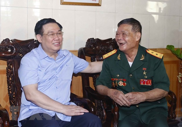 Chủ tịch Quốc hội Vương Đình Huệ thăm gia đình Anh hùng lực lượng vũ trang, thương binh 3/4 Đoàn Minh Nguyệt (sinh năm 1932, tại xóm 9, xã Nghi Phong, huyện Nghi Lộc). (Ảnh: Doãn Tấn/TTXVN)
