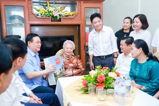 Vương Đình Huệ thăm, tặng quà Mẹ Việt Nam Anh hùng Nguyễn Thị Kim Oanh (sinh năm 1933, có hai con là liệt sỹ, tại phường Hồng Sơn, thành phố Vinh). (Ảnh: Doãn Tấn/TTXVN)