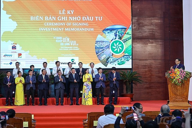 Thủ tướng chúc mừng và mong muốn các nhà đầu tư đến với Hậu Giang với tình cảm, nghiêm túc, chân thành, trách nhiệm, tin cậy - Ảnh: VGP/Nhật Bắc