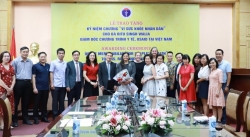 Trao Kỷ niệm chương cho Giám đốc Chương trình y tế, Chương trình y tế, Cơ quan Phát triển Quốc tế Hoa Kỳ tại Việt Nam