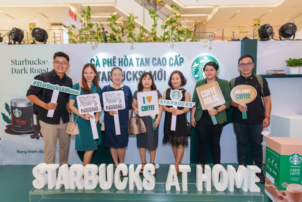 Đông đảo khách mời tham gia sự kiện chào đón sản phẩm cà phê hòa tan Starbucks mới
