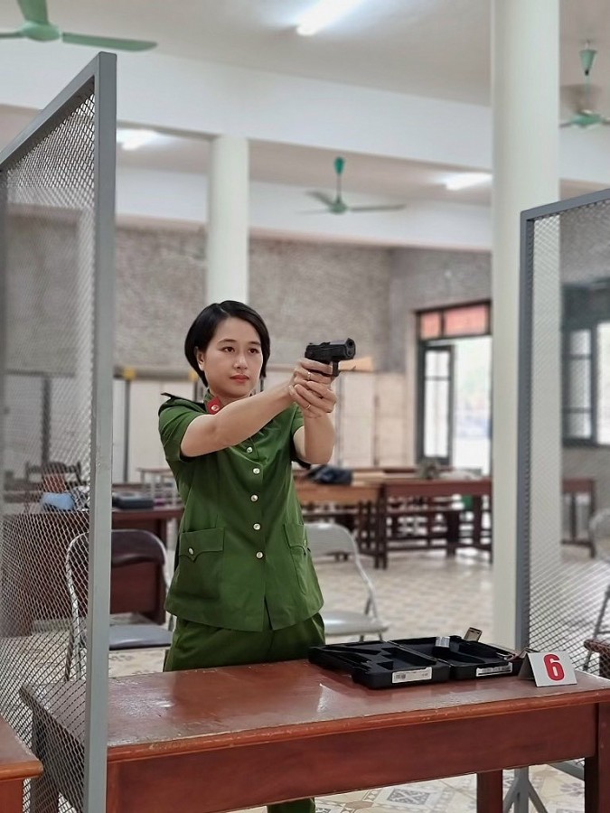 Trung tá Nguyễn Thị Kim Quỳnh, Công an quận Hoàn Kiếm (Hà Nội) đoạt Giải nhì bài bắn vận động súng ngắn CZ75.