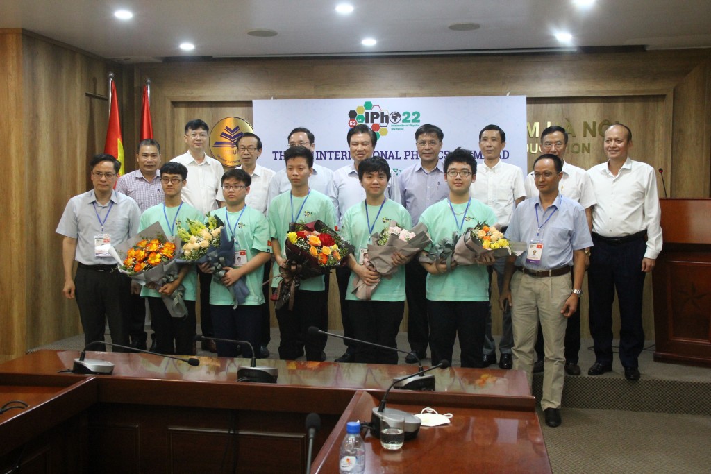 Bộ GD&ĐT chúc mừng thành tích của đội tuyển Việt Nam tham dự Olympic Vật lí quốc tế