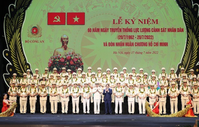 Thủ tướng Phạm Minh Chính và Bộ trưởng Bộ Công an Tô Lâm tuyên dương, vinh danh các tập thể, cá nhân lực lượng CSND tiêu biểu và đại diện gia đình liệt sĩ lực lượng Cảnh sát nhân dân
