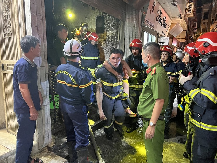 Hình ảnh Thượng uý Quân lao vào khu vực cháy cứu người dân thoát nạn trong đám cháy lúc nửa đêm 18/7