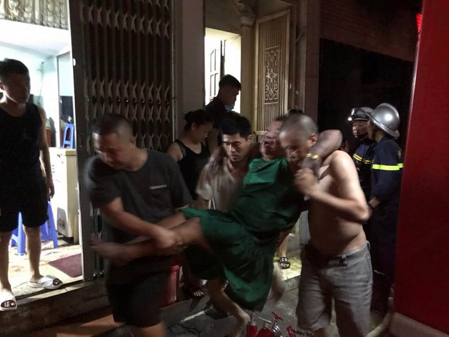 Cảnh sát PCCC đẫm mồ hôi cứu người dân thoát khỏi đám cháy trong đêm