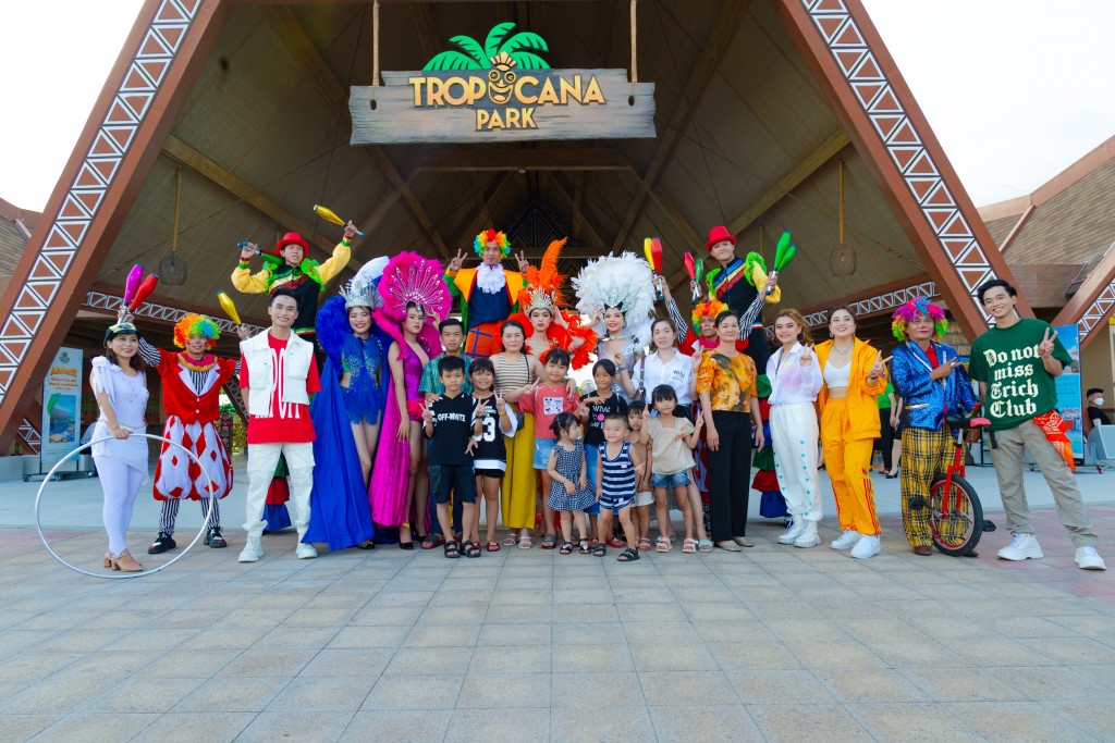 Du khách đến vui chơi tại công viên giải trí Tropicana Park tại phân kỳ The Tropicana, NovaWorld Ho Tram