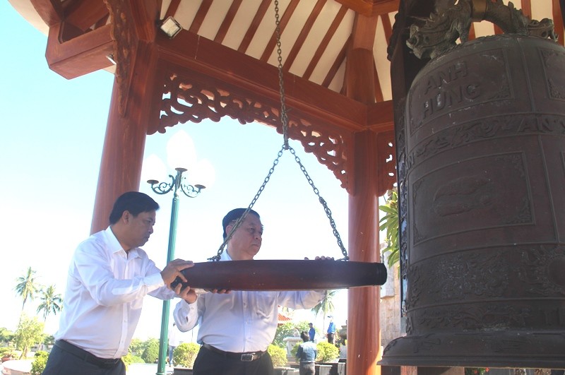 Đồng chí Nguyễn Trọng Nghĩa - Bí thư Trung ương Đảng, Trưởng Ban Tuyên giáo TW (bên phải) gióng chuông tại lễ viếng Nghĩa trang Liệt sĩ TX Điện Bàn (Nguồn quangnam.dcs.vn)