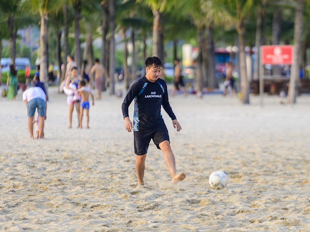 Các hoạt động thể thao bãi biển thu hút nhiều người dân tham gia.