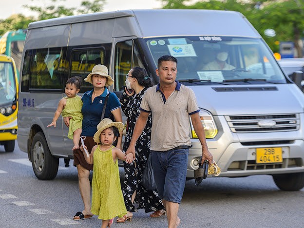 Nhiều gia đình có con nhỏ chọn Hạ Long làm điểm du lịch cuối tuần. Anh Quang, trú Hà Nội, cho biết cả nhà có kế hoạch du lịch Hạ Long từ đầu hè và cùng một vài gia đình tổ chức đi chơi dịp cuối tuần. 