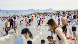 Quảng Ninh: Hàng nghìn du khách đổ về Hạ Long tắm biển