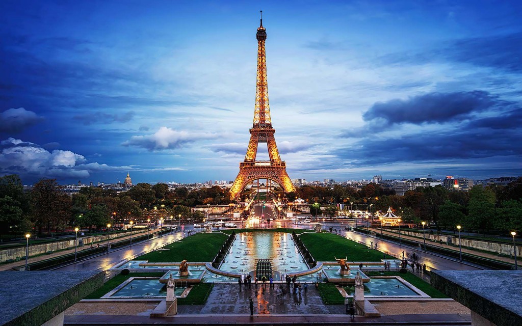 Từng bị chỉ trích và yêu cầu dỡ bỏ, tháp Eiffel ngày nay trở thành biểu tượng của Paris, Pháp, đón hàng triệu khách mỗi năm