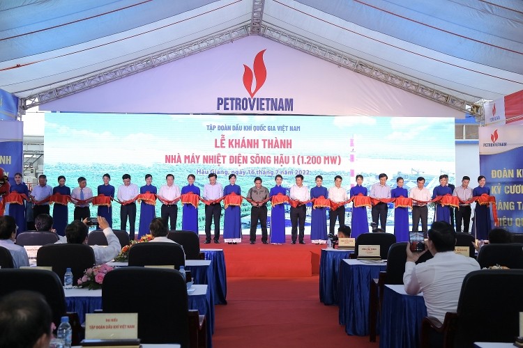 Thủ tướng và các đại biểu thực hiện nghi thức cắt băng khánh thành NMNĐ Sông Hậu 1