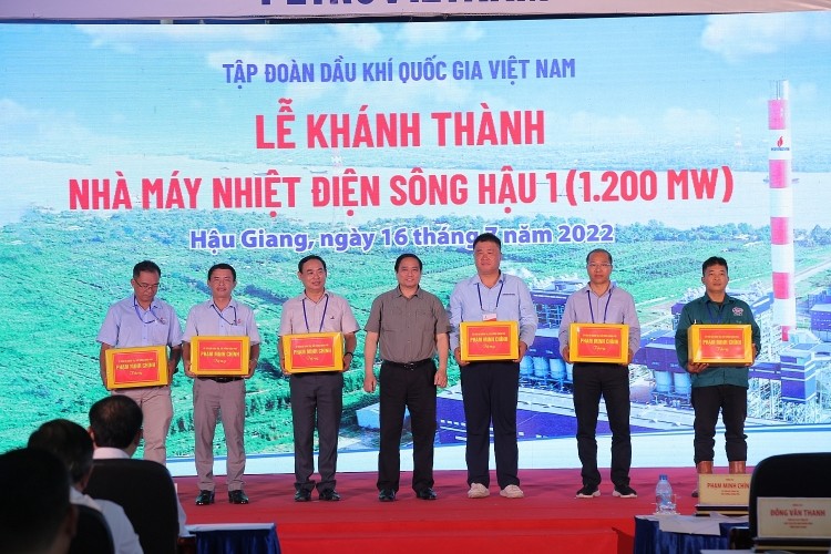 Thủ tướng tặng quà cho những tập thể xuất sắc trong quá trình xây dựng Nhà máy