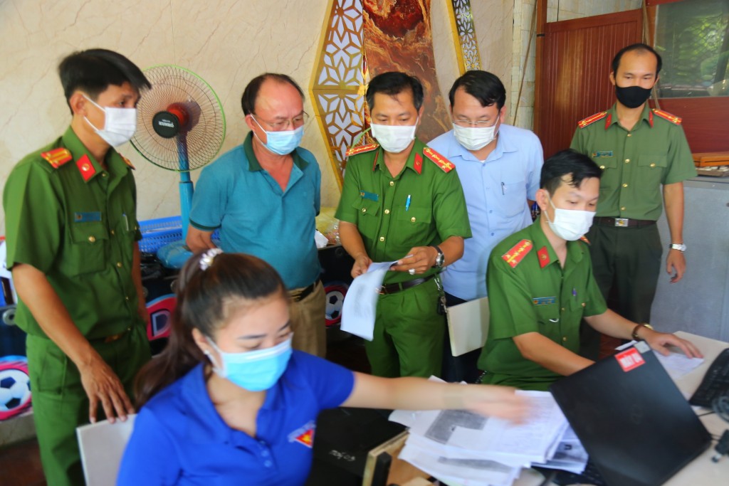 Đại tá Trần Văn Chính PGĐ Công an tỉnh Bình Dương thăm, động viên CBCS và kiểm tra thực tế quá trình thu nhận hồ sơ cấp thẻ CCCD có gắn chip điện tử cho người dân