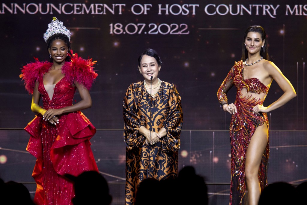 Bà Lorraine Shuck - Phó chủ tịch tổ chức Hoa hậu Trái đất phát biểu tại sự kiện