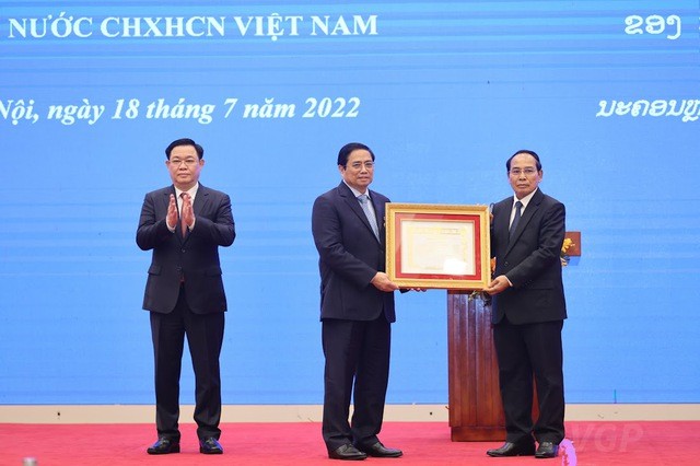 Thường trực Ban Bí thư, Phó Chủ tịch nước Lào Bounthong Chitmany trao Huân chương Vàng quốc gia - huân chương cao quý nhất của Nhà nước Cộng hoà dân chủ Nhân dân Lào - cho Thủ tướng Chính phủ Phạm Minh Chính - Ảnh: VGP/Nhật Bắc