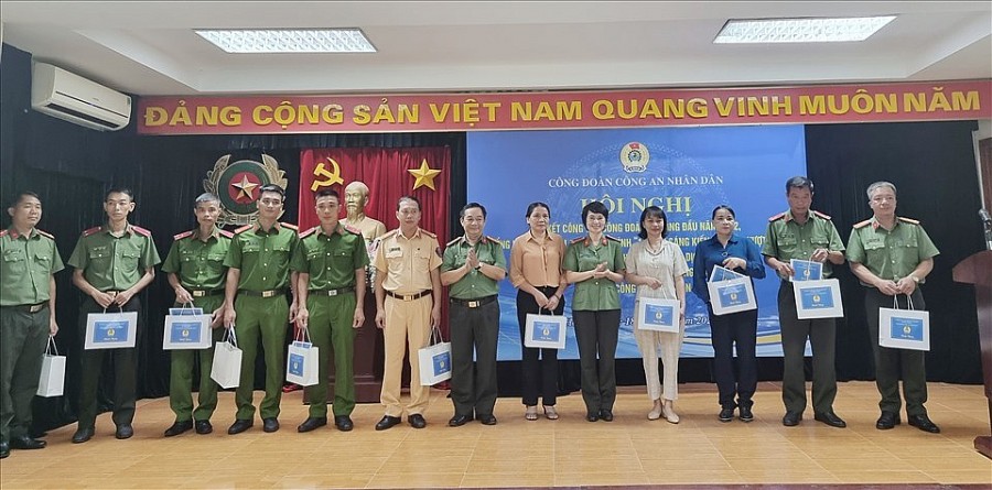 Trung tá Công Thanh Thảo, Chủ tịch Công đoàn CAND tặng quà cho thương binh, con liệt sĩ. Ảnh: Quốc Toản.